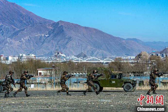 图片包含 山, 户外, 天空, 道路描述已自动生成